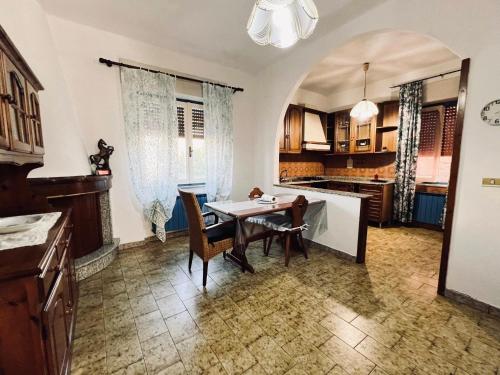 Η κουζίνα ή μικρή κουζίνα στο Sa Domo de Pedru