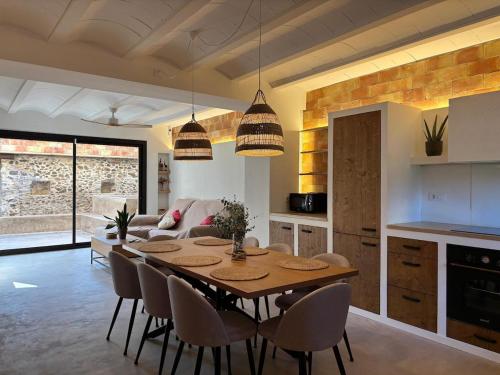 Χώρος καθιστικού στο Can Pou, charming village house in Girona
