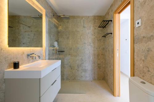 un bagno con un lavandino bianco e una doccia di Luxury House with Private Pool, Jacuzzi and Wellness Spa a Torrox Costa