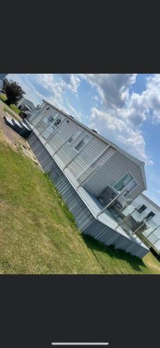 Mawbrayにあるsurfshack caravan MH19D manor house parkの畑の上にガラス屋根の建物