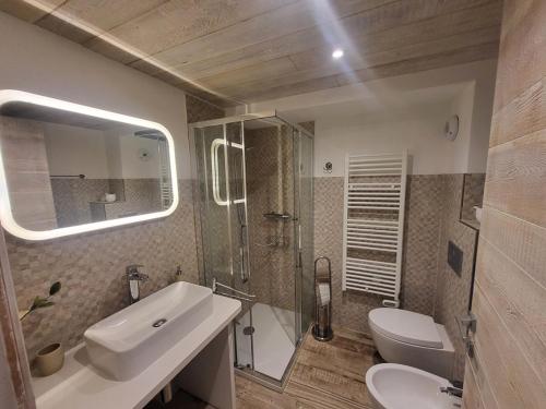 une salle de bain avec un lavabo, des toilettes et une douche dans l'établissement Studio moderne à Montgenèvre avec garage intégré - FR-1-266-245, à Montgenèvre
