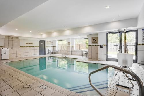 Kolam renang di atau dekat dengan Country Inn & Suites by Radisson, Savannah Southside