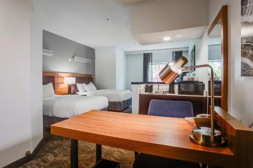 Katil atau katil-katil dalam bilik di Country Inn & Suites by Radisson, Savannah Southside
