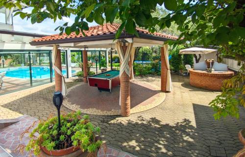 un kiosque avec une table de billard dans une cour dans l'établissement NEW! Suite Apartment, à Castelnuovo del Garda