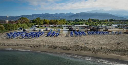 Photo de la galerie de l'établissement The Beach Camping Village, à Marina di Carrara