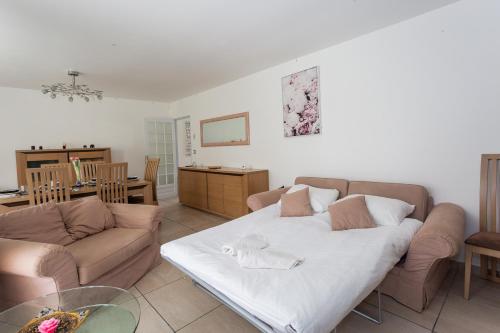 a living room with a couch and a table at Le Luma - Maison 6 prs - Jardin - Ping-Pong in Noisiel