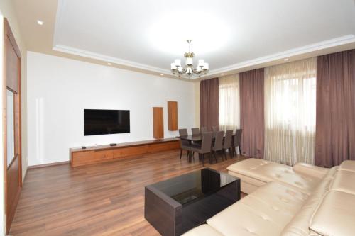 Aram street, 2 bedrooms Beautiful and Spacious apartment DI888