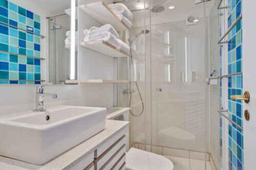 un bagno bianco con lavandino e doccia di Unique Holiday Apartment In Old Skagen a Højen