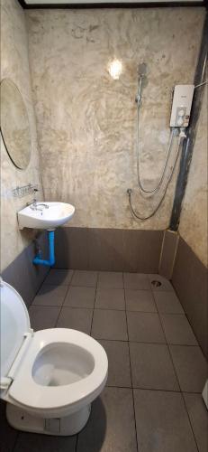a bathroom with a shower and a toilet and a sink at TA YAI HOMESTAY (ตา ยาย โฮมสเตย์) in Ko Kood