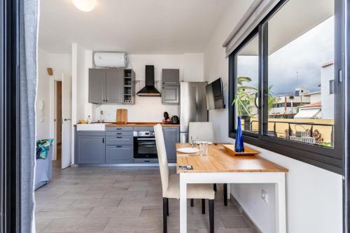 une cuisine et une salle à manger avec une table et une fenêtre dans l'établissement Enchanting and centric flat - Puerto de la Cruz, à Puerto de la Cruz
