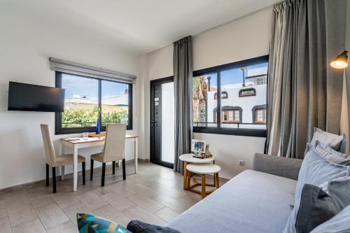 une chambre d'hôtel avec un lit, une table et des chaises dans l'établissement Enchanting and centric flat - Puerto de la Cruz, à Puerto de la Cruz