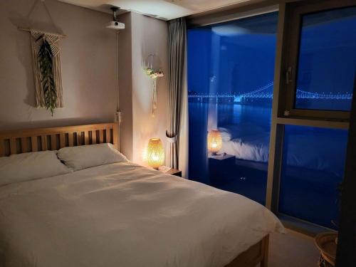 Giường trong phòng chung tại Gwangan salt