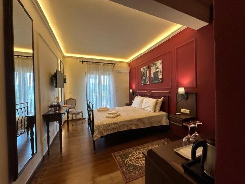 una habitación de hotel con una cama y un escritorio en Guesthouse Agonari, en Sklíthron