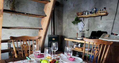 スペタルにあるMiki's Little Houseのワイングラス付きテーブル