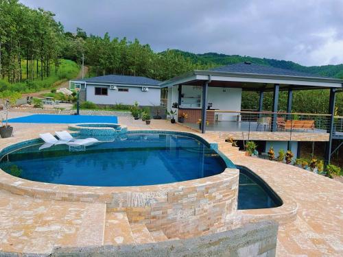 Hồ bơi trong/gần Casa Brisa house in the mountains 15 minutes from the beach