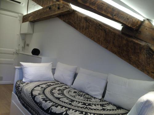 カンヌにあるStudio Haut de Gamme - Centre Villeの白い枕付きのベッドが備わる客室です。