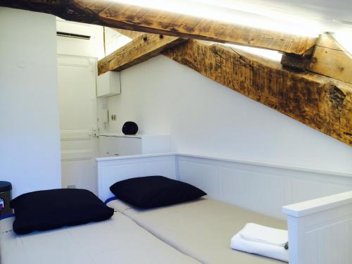 - une chambre avec deux oreillers au sol dans l'établissement Studio Haut de Gamme - Centre Ville, à Cannes