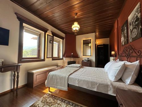 SklíthronにあるGuesthouse Agonariの木製の天井と大きなベッドのある寝室