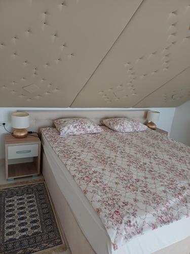 Postel nebo postele na pokoji v ubytování Sunčani Breg Apartments Vrdnik