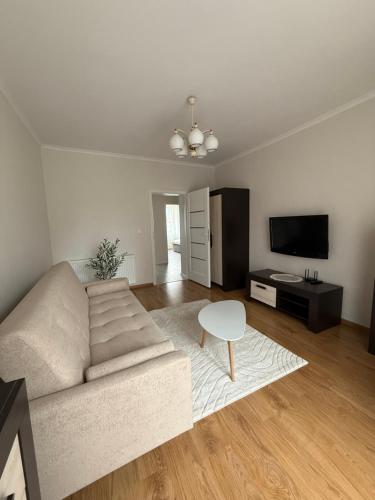 Una televisión o centro de entretenimiento en Apartament dla 4 osób