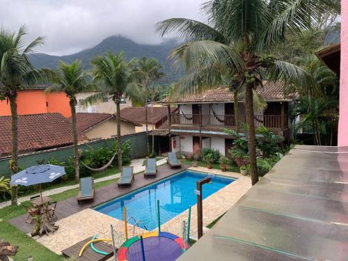 a view of the pool at the resort at Pousada Tubes Maresias in Maresias