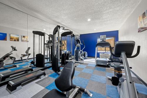 a gym with several treadmills and cardio machines at Comfort Inn & Suites Oxford South in Oxford