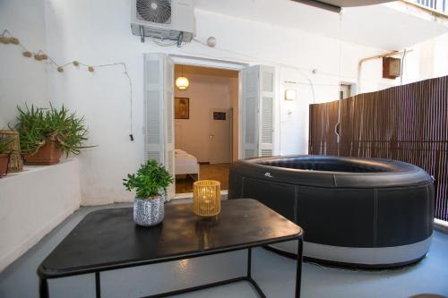 uma jacuzzi em uma sala de estar com uma mesa e uma mesa de centro em Athens Central Jacuzzi Retreat em Atenas