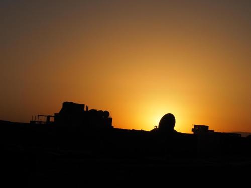 une silhouette du soleil se couchant dans le désert dans l'établissement SWEET HOSTEL LUXOR, à Louxor