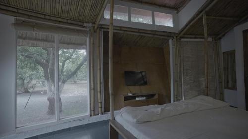 Postel nebo postele na pokoji v ubytování Amraness Luxury Resort Sasan Gir