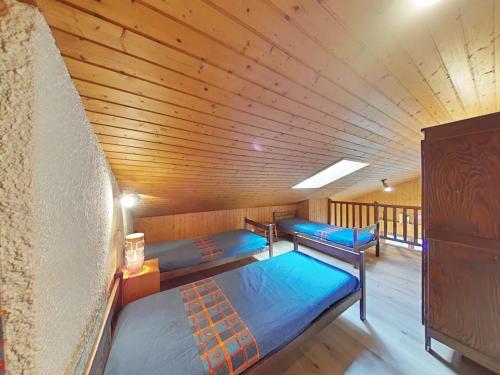 - une chambre avec des lits superposés dans une cabine dans l'établissement Appartement cosy 7 couchages, au pied des pistes, cheminée, parking - FR-1-241-23, au Grand-Bornand
