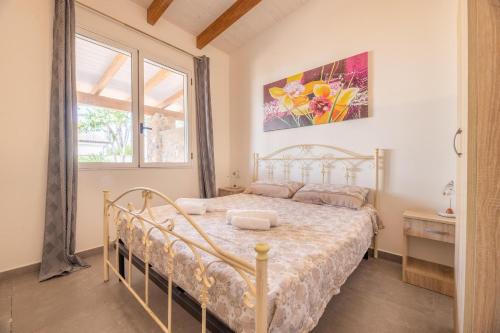 un dormitorio con una cama y una ventana en Tenuta Doret, en Taviano