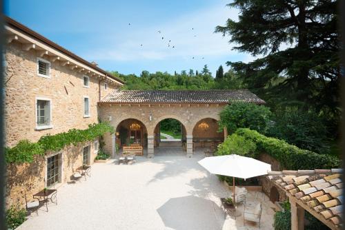 an external view of a building with a patio at Maison Benedictine in Caprino Veronese