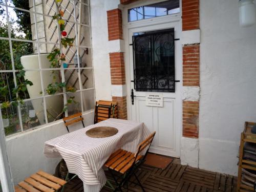 Ein Balkon oder eine Terrasse in der Unterkunft Gîte de la tour avec piscine entre Carcassonne et narbonne