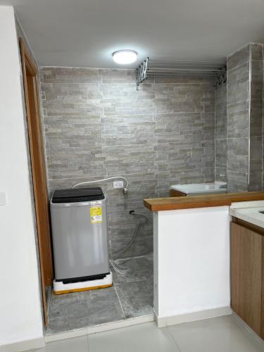 a small bathroom with a sink and a shower at Casa Nido Las Mercedes in Palmira