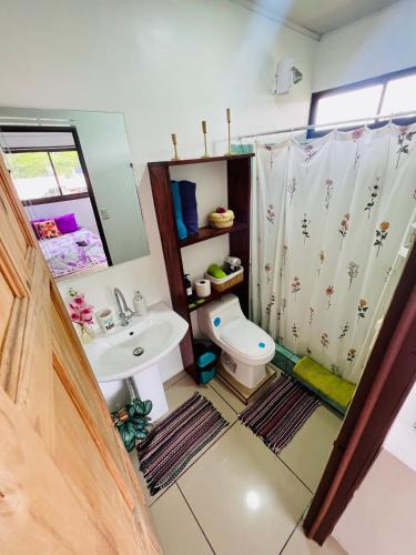 a bathroom with a toilet and a sink at Nomada's Digital in Manuel Antonio