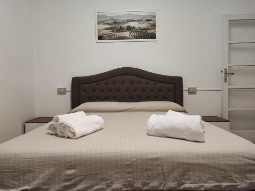 a bedroom with a bed with two towels on it at Appartamento Stella in Sondrio