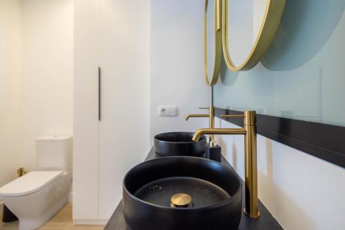 une salle de bain avec un lavabo noir et un miroir dans l'établissement 3BR Portview Luxury Penthouse & Terrace, à Las Palmas de Gran Canaria
