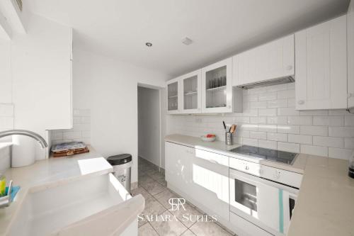 Køkken eller tekøkken på Monthly Stays - Charming 2BR Cottage - Windsor Castle - Free Parking