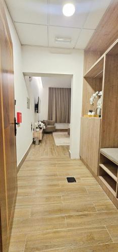 TV a/nebo společenská místnost v ubytování Modern & Comfy Studio-AlGhub 6