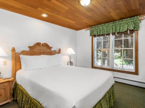 Una cama o camas en una habitación de Christiania Lodge