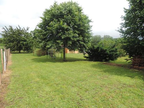 Taman di luar La Mirabelle