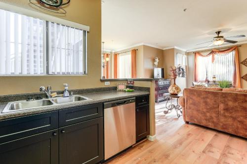 Η κουζίνα ή μικρή κουζίνα στο Patio and Resort Perks Gated Gilbert Condo