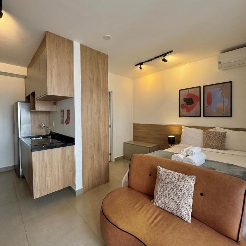 a living room with a couch and a kitchen at Apartamentos Prime - Jardins in Sao Paulo