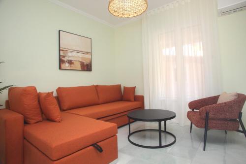 una sala de estar con un sofá y una silla en Casa de Marion, en Lefkada