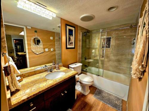 ein Badezimmer mit Waschbecken, Toilette und Dusche in der Unterkunft Tropical Family Resort Near Beach-Full Kitchen, AC & WIFI in Wailea