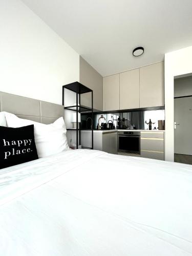 Brand New Minimalist Flat, Free Parking & Wifi