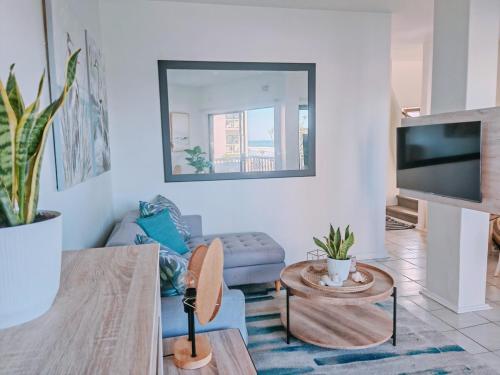 Телевизор и/или развлекательный центр в Ocean Lighthouse - 2 Adults & 3 Kids - Umdloti