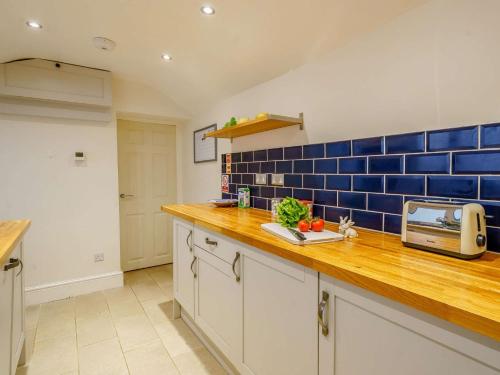 Η κουζίνα ή μικρή κουζίνα στο 4 Bed in Broughton - in - Furness 90412