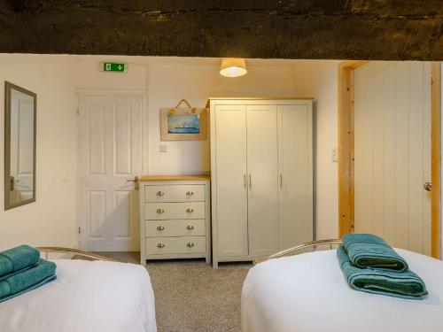 Ένα ή περισσότερα κρεβάτια σε δωμάτιο στο 4 Bed in Broughton - in - Furness 90412