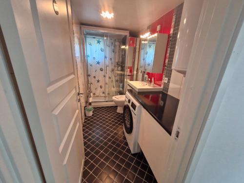 a bathroom with a sink and a toilet and a shower at HOLIDAY NEST Family Guest House 80m2 - Mysigt gästhus med två sovrum i Höör in Höör